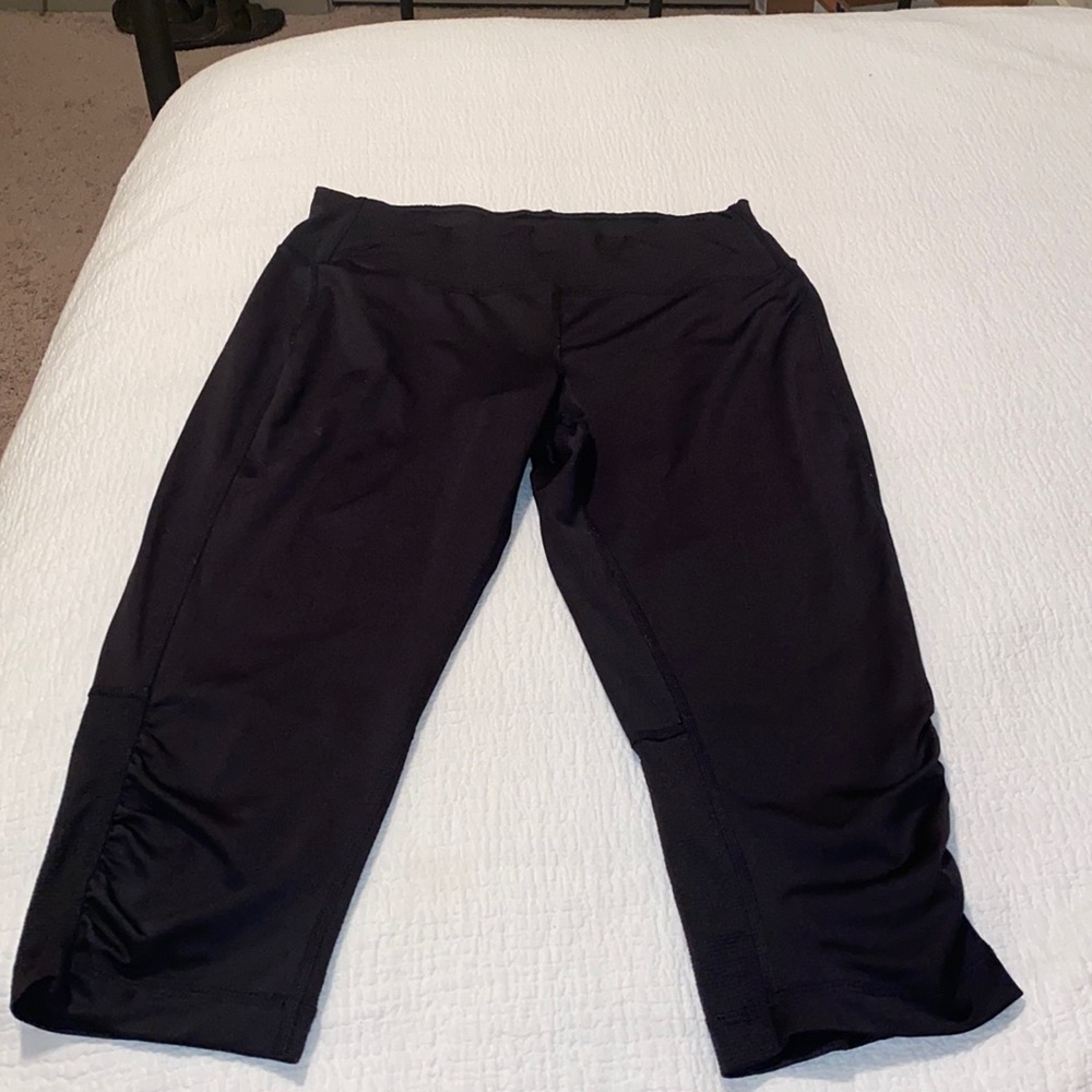 Kneelength black workout pants